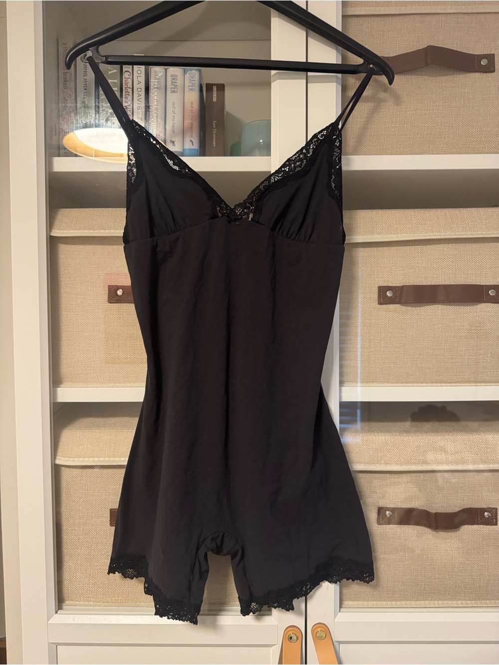 SKIMS Fits Everybody Lace Triangle Romper Onesie - Picture 5 of 7
